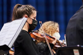 Violinista. Concierto de Bandas Sonoras de la 31 edición de Fancine de la Universidad de Málaga. Auditorio de la Escuela Técnica de Ingeniería de Telecomunicaciones e Informática. Noviembre de 2021