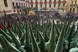 Tronos en el acto de la Hermandad de los Estudiantes en la Catedral. Plaza del Obispo, Málaga. Abril de 2022