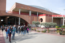 Alumnos en los aledaños del Complejo Polideportivo Universitario. Jornadas de Puertas Abiertas de la Universidad de Málaga. Campus de Teatinos. Marzo de 2017