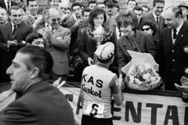 Entrega de trofeo al ganador de la X Vuelta Ciclista a Andalucía, Antonio Barrutia. Málaga. Febrero, 1963.