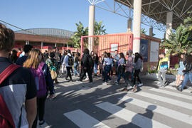 Llegada de estudiantes a las Jornadas de Puertas Abiertas de la Universidad de Málaga. Complejo Polideportivo Universitario. Abril de 2018
