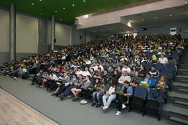 Estudiantes en la ponencia de Beatriz Lacomba, "Prueba para el acceso y admisión a la Universidad". Jornadas de Puertas Abiertas de la Universidad de Málaga. Complejo Polideportivo Universitario. Abril de 2018