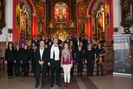 Foto de grupo tras el concierto de Navidad de la Coral Sancti Petri homenaje a la Facultad de Económicas. Iglesia de los Mártires. Diciembre de 2015