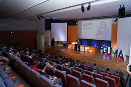 Carmen Rosa García presenta la conferencia "Dialogando" con Clara Grima. Escuela de Ingenierías Industriales de la Universidad de Málaga. Mayo de 2024