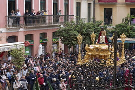 Trono del Santo Cristo Coronado de Espinas. Acto de la Hermandad de los Estudiantes en la Catedral. Plaza del Obispo, Málaga. Abril de 2022