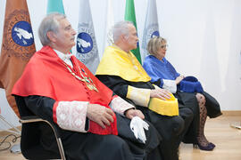 Adelaida de la Calle, José María Martín Delgado y Antonio Díez de los Ríos en la imposición de la Medalla de Oro de la Universidad de Málaga a Adelaida de la Calle. Paraninfo. Mayo de 2016