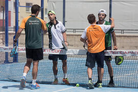 Jugadores se saludan tras un partido. Campeonato de España Universitario de Pádel. Antequera. Abril de 2017