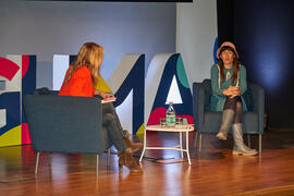 Cristina Mena "Dialogando" con Raquel Haro sobre "cómo convertir tus dramas en una bonita historia". Facultad de Psicología y Logopedia de la Universidad de Málaga. Febrero de 2022