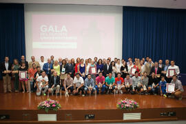 Foto de grupo. Gala del Deporte Universitario. Escuela Técnica Superior de Ingeniería de Telecomunicaciones. Junio de 2015