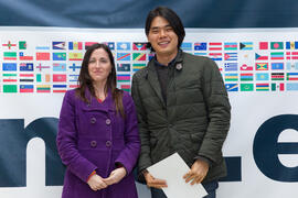Beatriz Pons con un alumno en su graduación en el CIE de la Universidad de Málaga. Centro Internacional de Español. Febrero de 2015