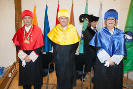 Adelaida de la Calle, José María Martín Delgado y Antonio Díez de los Ríos en la imposición de la Medalla de Oro de la Universidad de Málaga a Adelaida de la Calle. Paraninfo. Mayo de 2016