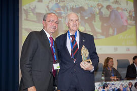 Entrega de premio "Cima-Un estilo de vida" a Juan Francisco Marcos. 6º Congreso Internacional de Actividad Física Deportiva para Mayores. Escuela Técnica Superior de Ingeniería de Telecomunicaciones y de Informática. Marzo de 2015