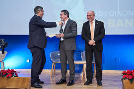 Entrega a Antonio Banderas de la distinción "Oikonomos" de la Facultad de Ciencias Económicas y Empresariales de la Universidad de Málaga. Paraninfo. Diciembre de 2024