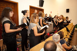 El coro en el homenaje al personal que cumple 25 años al servicio de la Universidad de Málaga y personal jubilado. Paraninfo. Julio de 2014