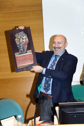 Nombramiento de D. Fernando Ocaña como Alumno de Honor de Facultad de Ciencias Económicas y Empresariales de la Universidad de Málaga. Rectorado. Marzo de 2009