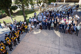 Foto de grupo. Homenaje a los sanitarios en la Facultad de Medicina de la Universidad de Málaga. Campus de Teatinos. Octubre de 2021