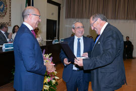 Entrega de galardón a Miguel Ángel Olalla Herrera. Celebración de San Lucas. Facultad de Medicina. Noviembre de 2019