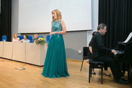 Actuación de la soprano Ascensión Padilla, acompañada al piano por Ernesto Gabaldón. Graduación y clausura del curso del Aula de Mayores de la Universidad de Málaga. Campus de Teatinos. Junio de 2018