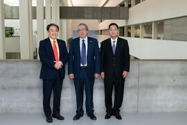 Dong Sung Cho, José Ángel Narváez y Hong-Jo Chun. Celebración del décimo Aniversario de la colaboración de la Universidad de Málaga y la Universidad Nacional de Incheon. Complejo de Estudios Sociales y Comercio. Octubre de 2019