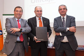 Ángel Fernández, Eugenio Luque y Adolfo Pedrosa en el homenaje de Unicaja a la Facultad de Económicas. Paraninfo. Abril 2015
