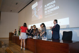 Entrega del séptimo premio a Elena de la Vega. Entrega de premios en el Paraninfo de la Universidad de Málaga. Olimpiada Española de Economía, Fase Nacional. Junio de 2015