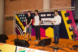 Guillermo Villalobos y cantautores en el III Certamen de Cantautores Destino UMA. Jornadas de Puertas Abiertas de la Universidad de Málaga. Complejo Polideportivo Universitario. Abril de 2015