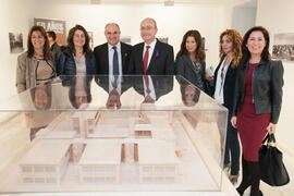 Foto de grupo en la inauguración de la exposición "Málaga, 50 años de la Facultad de Económicas" en el Archivo Municipal. Archivo Municipal. Noviembre de 2015