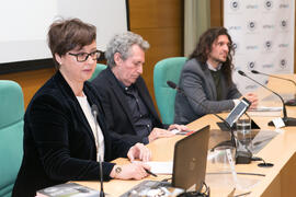 María José de la Torre presenta la conferencia de Miguel Ríos "La música como testimonio de la Transición" del ciclo "Historia, documentos y sociedad". Edificio del Rectorado. Abril de 2019