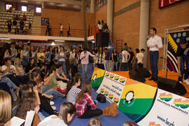 Guillermo Villalobos presenta el III Certamen de Cantautores Destino UMA. Jornadas de Puertas Abiertas de la Universidad de Málaga. Complejo Polideportivo Universitario. Abril de 2015