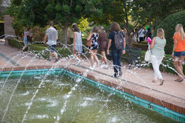 Llegada a la fiesta de bienvenida a los alumnos de intercambio internacional de la Universidad de Málaga. Jardín botánico. Octubre de 2016