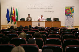 José Manuel Ramírez presenta la conferencia de Gustavo García Herrero: "La exclusión social en la sociedad actual". Curso "La integración social, reto actual de los Servicios Sociales". Cursos de Verano de la Universidad de Málaga. Vélez Málaga. Julio de 2018