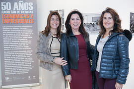Encarnación Cañadas, Beatriz Lacomba y Ana José Cisneros en la inauguración de la exposición "Málaga, 50 años de la Facultad de Económicas" en el Archivo Municipal. Archivo Municipal. Noviembre de 2015