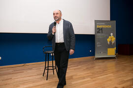 Eugenio José Luque presenta la conferencia de David Meca "Gestión del talento". Seminario "Emprende 21". Paraninfo. Noviembre de 2017