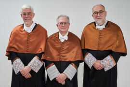 Retrato de José Tomás Entrambasaguas, Carlos Camacho y Felipe Romera previo a su investidura como Doctor "Honoris Causa" por la por la Escuela Técnica Superior de Ingeniería de Telecomunicación de la Universidad de Málaga. Paraninfo. Marzo de 2022