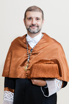 Retrato de Víctor Fernando Muñoz Martínez previo a la imposición de la Medalla de Oro de la Universidad de Málaga a Adelaida de la Calle Martín. Paraninfo. Mayo de 2016