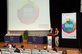 Presentadores en la gala del deporte de la Universidad de Málaga. Facultad de Ciencias de la Educación. Mayo de 2014