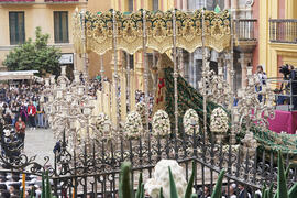 Trono de Nuestra Señora de Gracia y Esperanza. Acto de la Hermandad de los Estudiantes en la Catedral. Plaza del Obispo, Málaga. Abril de 2022