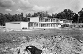 Construcción de la Escuela de Comercio e instituto de bachillerato Nuestra Señora de la Victoria. Diciembre de 1957. Málaga (España).