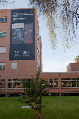 Facultad de Ciencias Económicas y Empresariales con cartel Conmemorativo del 50 Aniversario. Campus de El Ejido. Octubre de 2014