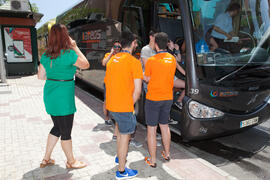 Alumnos subiendo al autobús. Salida desde el Campus de El Ejido. Aventura Amazonia Marbella. Olimpiada Española de Economía, Fase Nacional. Calle Miguel Bueno Lara. Málaga. Junio de 2015