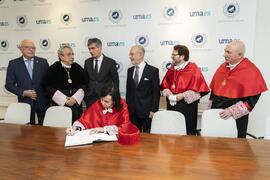 Firma del libro de visitas de la Universidad de Málaga. Investidura como Doctora "Honoris Causa" de Emilia Casas Baamonde por la Facultad de Derecho de la Universidad de Málaga. Paraninfo. Noviembre de 2022