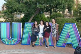 Cristina Ortega Medina posa con alumnas. Bienvenida a los alumnos de intercambio internacional de la Universidad de Málaga. Jardín botánico. Octubre de 2016