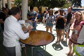 Cristóbal Villar preparando una paella para la fiesta del Día del Español. Centro Internacional de Español de la Universidad de Málaga. Junio de 2016