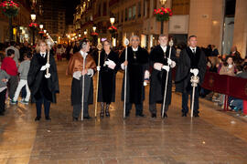 Adelaida de la Calle, José Manuel Roldán y Antonio Ramírez de Arellano junto a otros representantes de la Universidad de Málaga en el desfile procesional de la Hermandad de los Estudiantes. Málaga. Abril de 2014