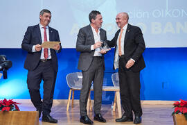 Entrega a Antonio Banderas de la distinción "Oikonomos" de la Facultad de Ciencias Económicas y Empresariales de la Universidad de Málaga. Paraninfo. Diciembre de 2024