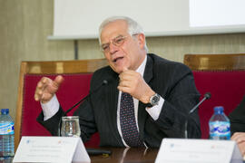 Josep Borrell en su conferencia "Europa, ¿entre la integración y la desintegración?". Facultad de Ciencias Económicas y Empresariales. Febrero de 2017