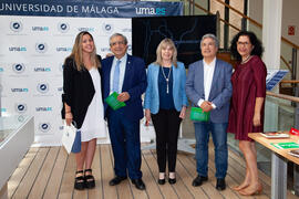Foto de grupo. Inauguración de la exposición "Aguyjevete 2019. Muestra MBYA GUARANÍ". Edificio del Rectorado de la Universidad de Málaga. Junio de 2019