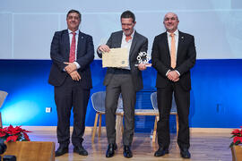 Entrega a Antonio Banderas de la distinción "Oikonomos" de la Facultad de Ciencias Económicas y Empresariales de la Universidad de Málaga. Paraninfo. Diciembre de 2024