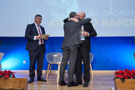Entrega a Antonio Banderas de la distinción "Oikonomos" de la Facultad de Ciencias Económicas y Empresariales de la Universidad de Málaga. Paraninfo. Diciembre de 2024