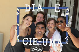Alumnos posan en la fiesta del Día del Español. Centro Internacional de Español de la Universidad de Málaga. Junio de 2016